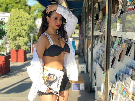 Dazzling Glamour Display Of Soundarya Sharma